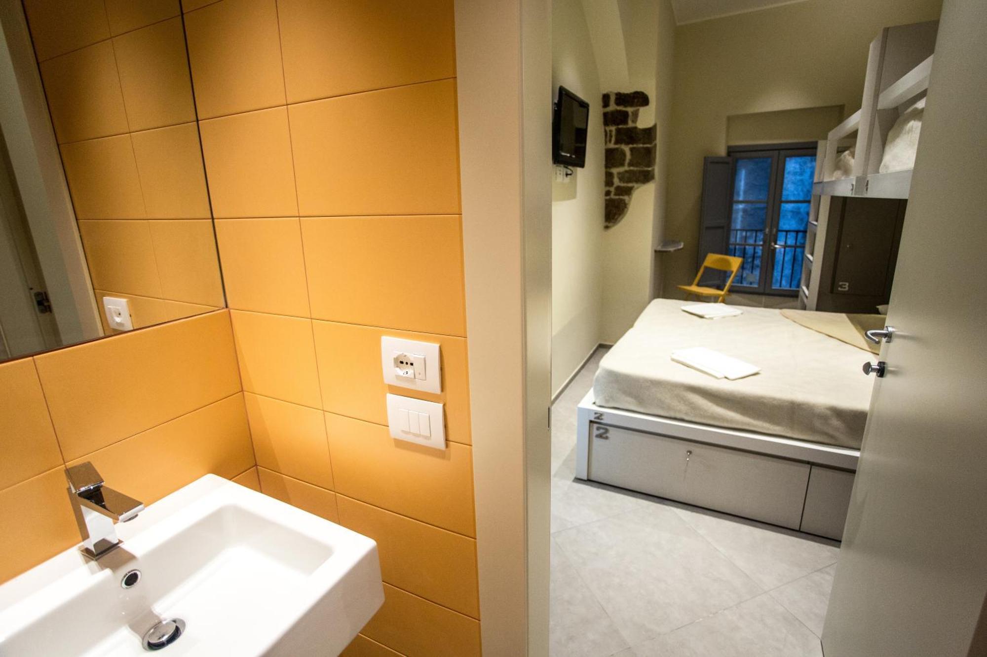 פרוג'ה Little Italy Hostel Ex Chiesa S Donato מראה חיצוני תמונה