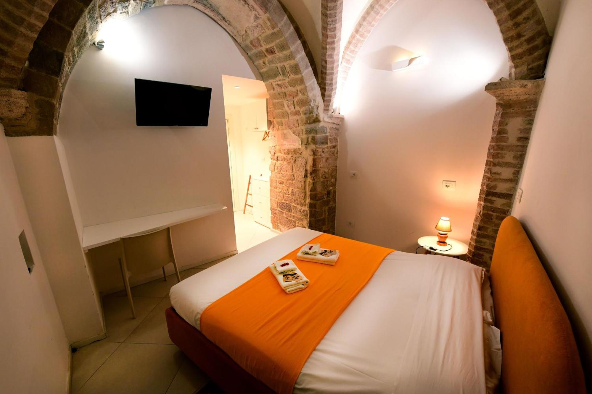 פרוג'ה Little Italy Hostel Ex Chiesa S Donato מראה חיצוני תמונה